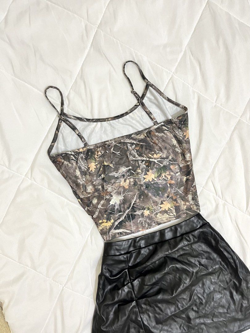 Comoflauge Tank Top (Category: Sleeveless) located in Marikina City. Submitted by eloxade.ee (Listing ID 1468560221, Image 3). Description: 🪞s-m. 🏷️ mine 110 10/10!.