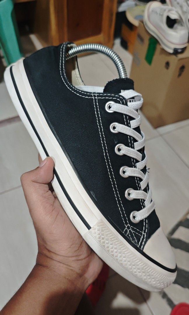 Converse allstar (Category: Sneakers) located in Sultan Kudarat. Submitted by thrifted01 (Listing ID 1468517669, Image 1). Description: us8 mens loc mindanao.