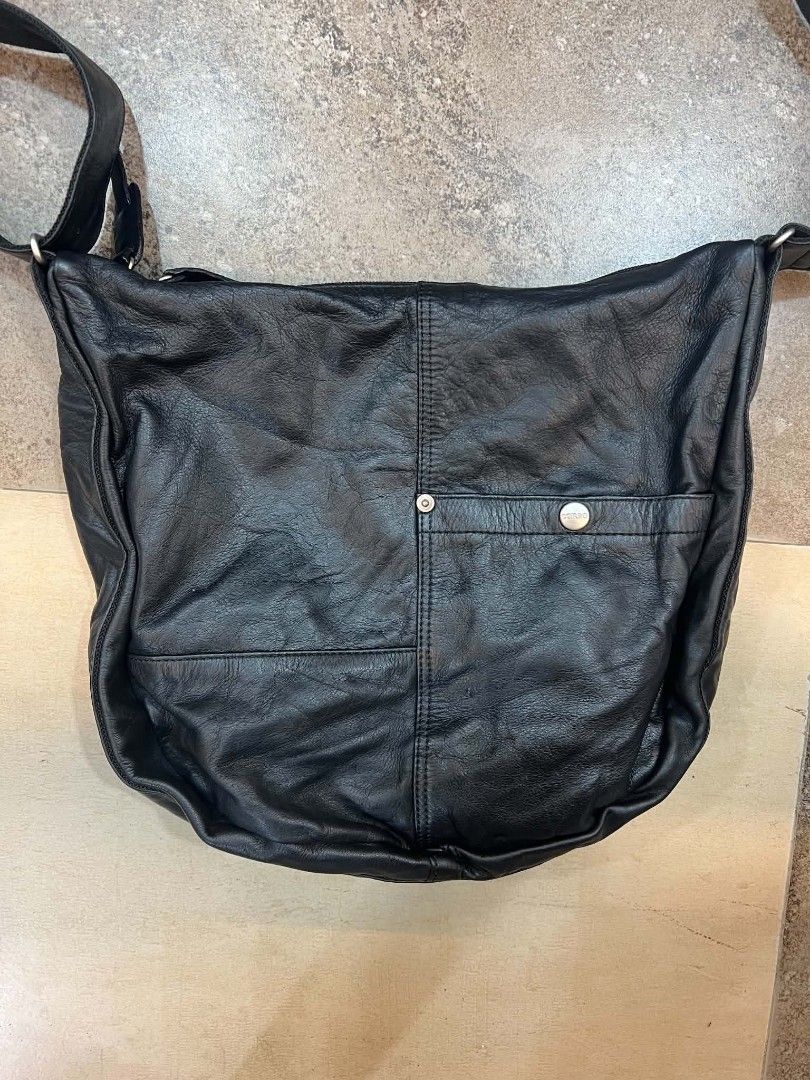 Corbo Japan Leather Crossbody Bag (Category: Cross-body Bags) located in Danao, Cebu. Submitted by althethrifter (Listing ID 1468524721, Image 3). Description: Corbo Japan🇯🇵 Leather Crossbody Bag Excellent Condition No Issue .