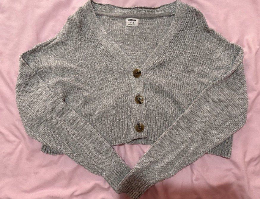 Cotton On Gray Cropped Cardigan (Category: Coats, Jackets and Outerwear) located in San Juan City. Submitted by decluttzi (Listing ID 1468535864, Image 1). Description: .