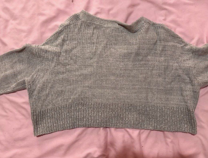 Cotton On Gray Cropped Cardigan (Category: Coats, Jackets and Outerwear) located in San Juan City. Submitted by decluttzi (Listing ID 1468535864, Image 2). Description: .