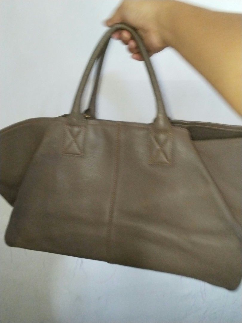 Couronne bag (Category: Tote Bags) located in Manila. Submitted by bagelyascollection (Listing ID 1468710129, Image 1). Description: couronne bag spacious capacity open wide interior.