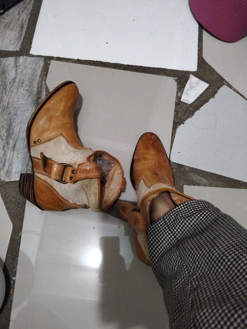 Cowboy boots (Category: Boots) located in El Salvador. Submitted by francheskaukayukay (Listing ID 1468552933, Image 2). Description: size 9 women size 7 men 24.5 cm leather.