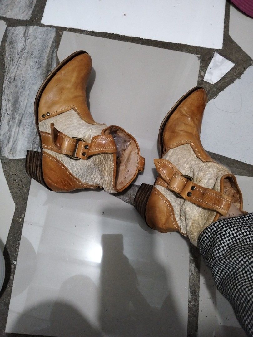 Cowboy boots (Category: Boots) located in El Salvador. Submitted by francheskaukayukay (Listing ID 1468552933, Image 1). Description: size 9 women size 7 men 24.5 cm leather.