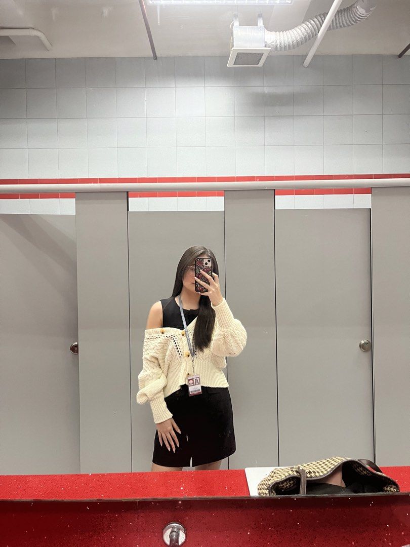 Cream cable knit button-up cardigan (Category: Coats, Jackets and Outerwear) located in Manila. Submitted by caseyandreaa2 (Listing ID 1468655283, Image 3). Description: Small - medium Pick up only Loc: BGC, Taguig, Metro Manila Book your own courier .