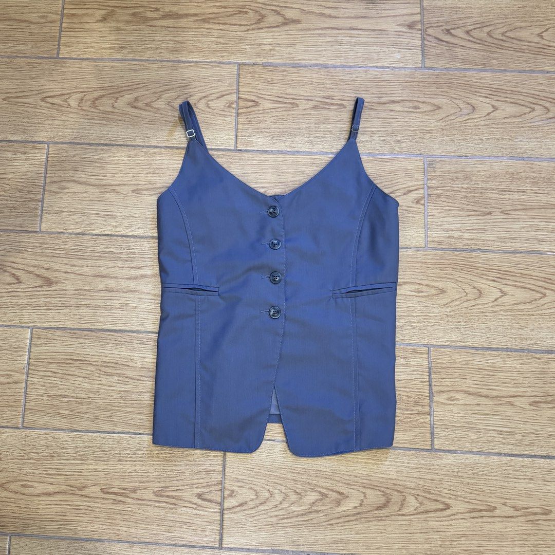 Gray Sleeveless Button Top (Category: Sleeveless) located in Manila. Submitted by ilovecheesyramen (Listing ID 1468580347, Image 2). Description: 🪩 quality is good as new! 🪩 perfect for dressing up or down 🪩 size S-M.