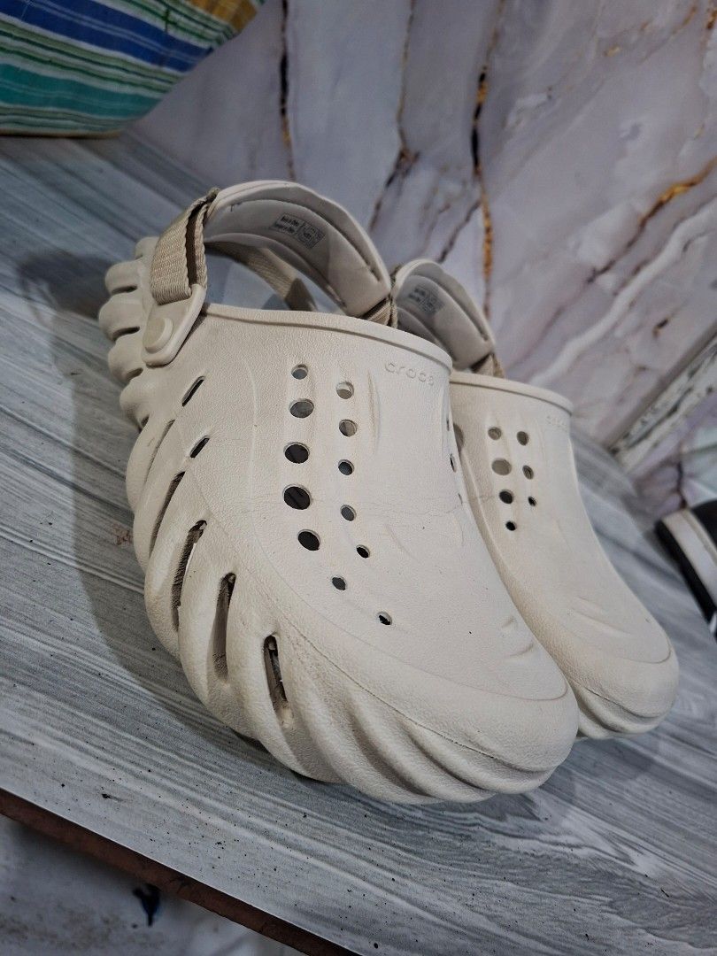 CROCS ECHO CLOG SIZE 7 MEN, 8 WOMEN (Category: Sneakers) located in General Mariano Alvarez. Submitted by adonid (Listing ID 1468527454, Image 3). Description: GOOD CONDITION ORIGINAL CROCS ECHO CLOG NORMAL SIGN OF USAGE ONLY.
