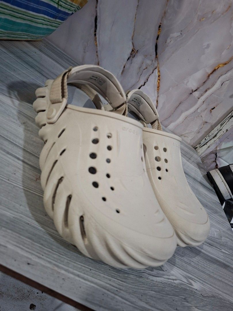 CROCS ECHO CLOG SIZE 7 MEN, 8 WOMEN (Category: Sneakers) located in General Mariano Alvarez. Submitted by adonid (Listing ID 1468527454, Image 2). Description: GOOD CONDITION ORIGINAL CROCS ECHO CLOG NORMAL SIGN OF USAGE ONLY.