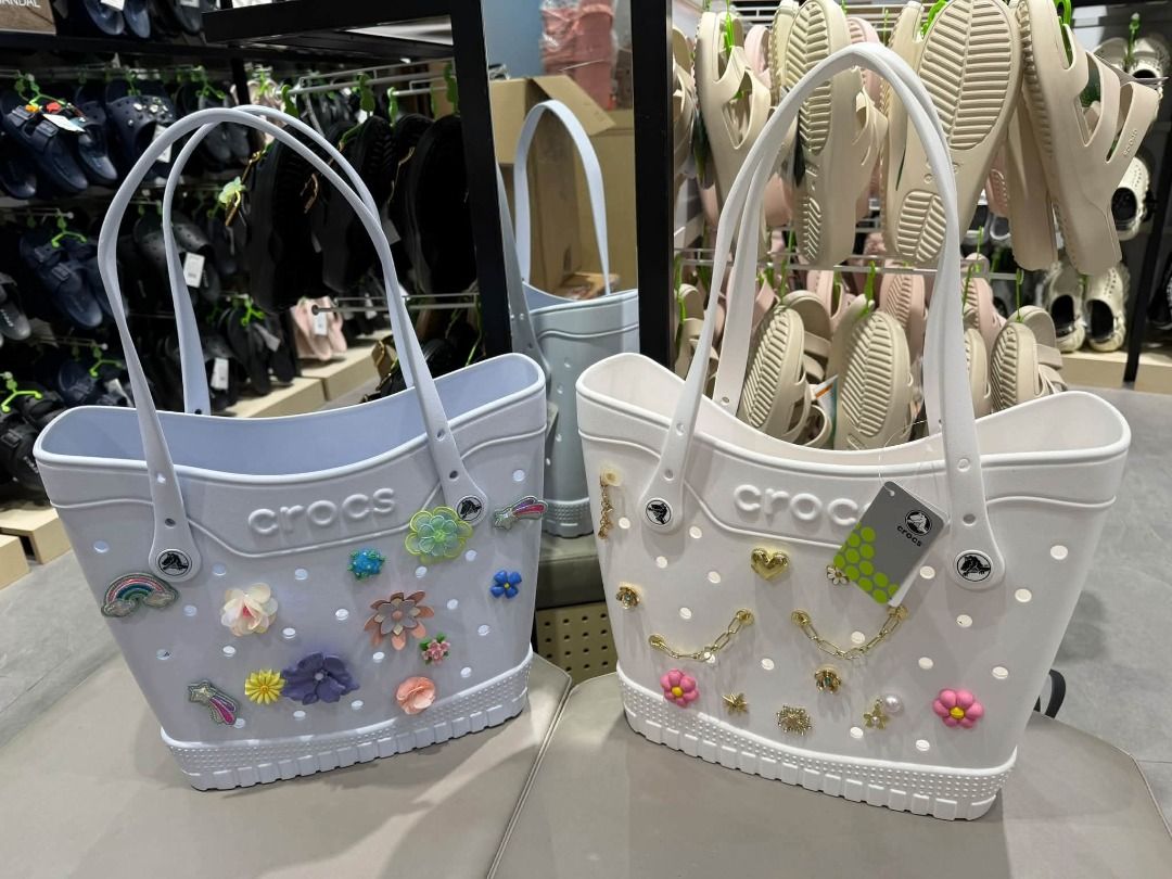 Crocs Medium Tote Bag (Category: Tote Bags) located in Rizal. Submitted by hiraya16 (Listing ID 1468516363, Image 1). Description: SG Pasabuy November ETA DM for inquiries. ✉️.