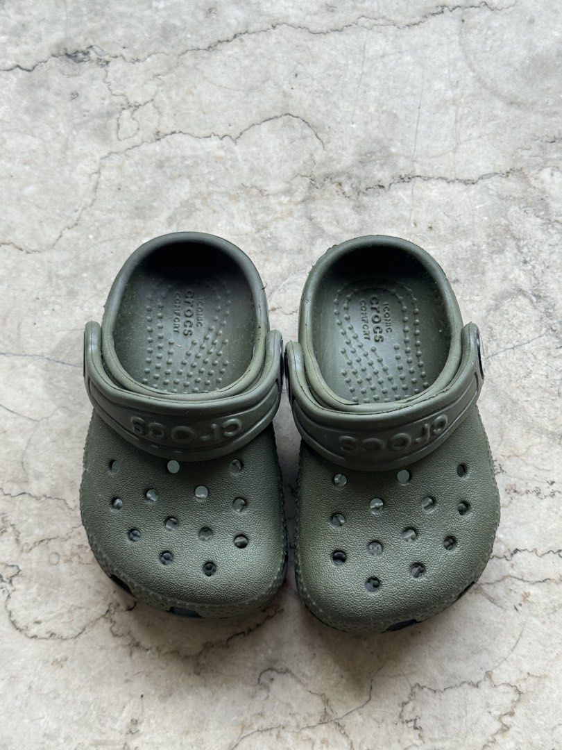Crocs Olive Green Size C4 (Category: Babies & Kids Fashion) located in Quezon City. Submitted by pamyeloo (Listing ID 1468557792, Image 1). Description: - Color: Olive Green - Size: C4 (stamped on sole) - Style: Classic slip-on with ventilation holes - Comfort: Iconic comfort footbed - Fit: Secure heel strap - Condition: Minimal wear on treads, great everyday condition.