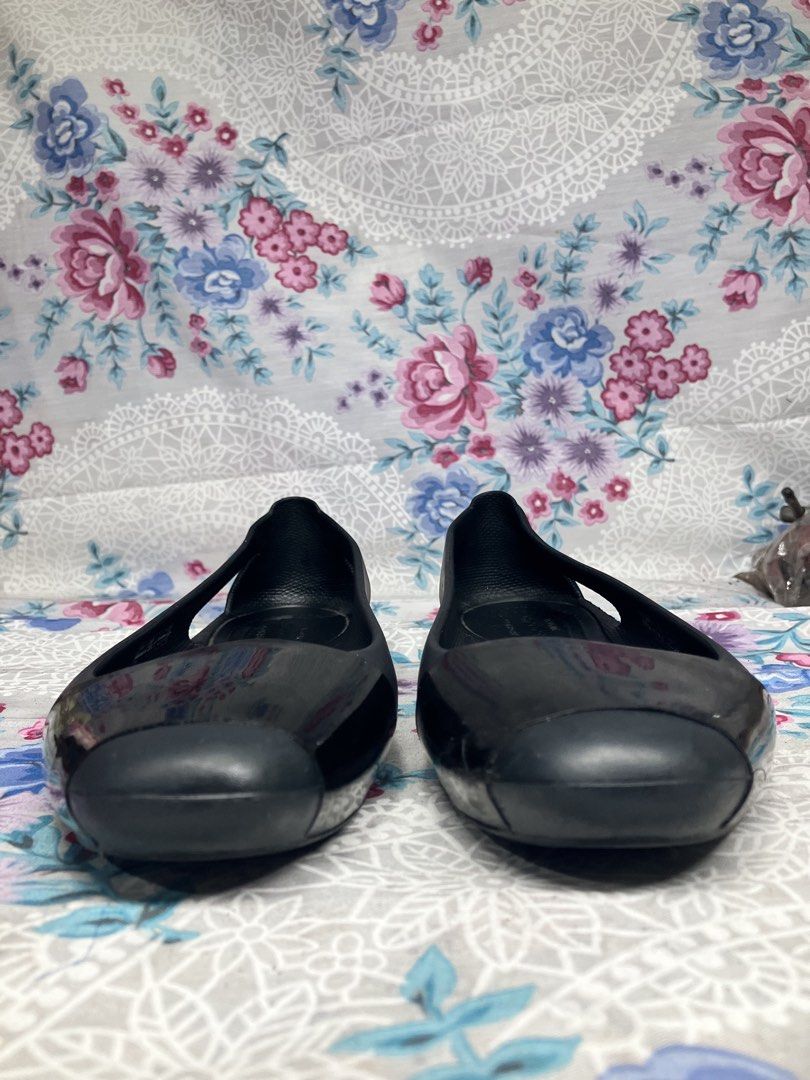CROCS SIENNA SHINY FLAT or BALLERINA (Category: Flats & Sandals) located in General Mariano Alvarez. Submitted by adonid (Listing ID 1468532352, Image 3). Description: CROCS SIENNA SHINY FLAT or BALLERINA GOOD CONDITION NORMAL SIGN OF USAGE ONLY SIZE : 6 women.