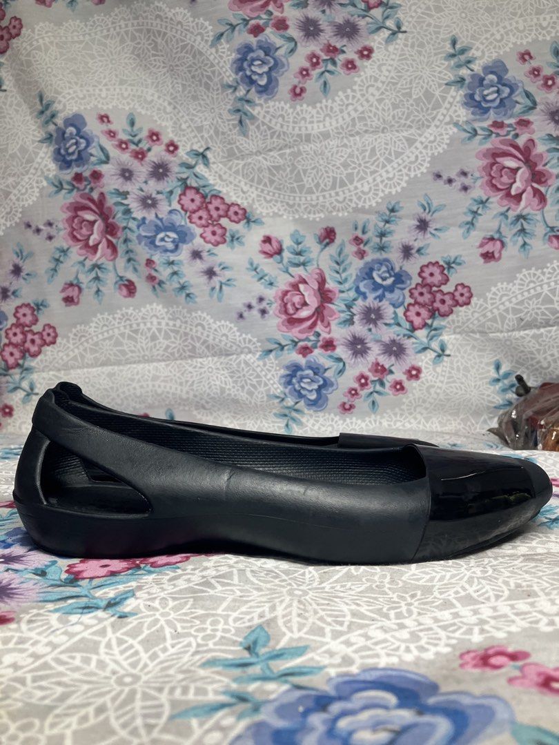 CROCS SIENNA SHINY FLAT or BALLERINA (Category: Flats & Sandals) located in General Mariano Alvarez. Submitted by adonid (Listing ID 1468532352, Image 1). Description: CROCS SIENNA SHINY FLAT or BALLERINA GOOD CONDITION NORMAL SIGN OF USAGE ONLY SIZE : 6 women.