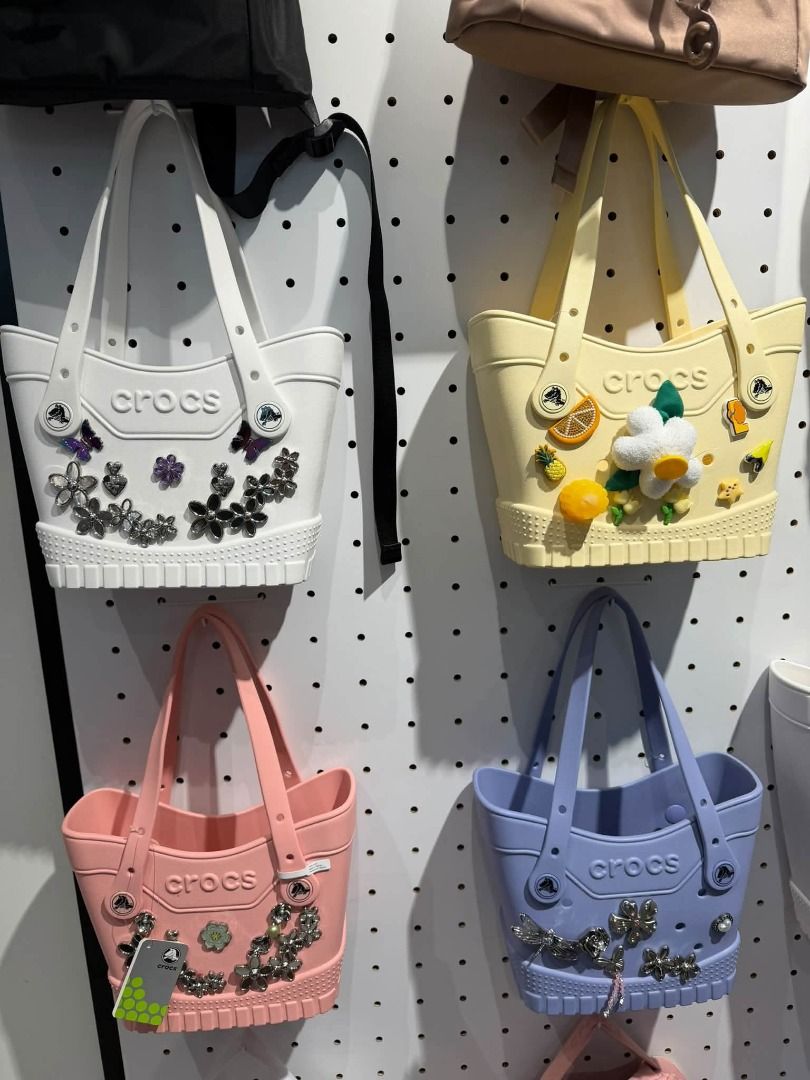 Crocs Small Tote Bag (Category: Tote Bags) located in Rizal. Submitted by hiraya16 (Listing ID 1468516221, Image 1). Description: SG Pasabuy November ETA DM for inquiries. ✉️.