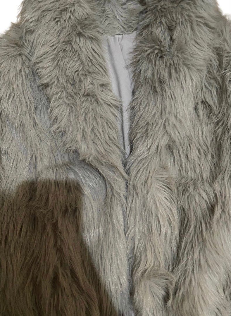 Cropped Grey Faux Fur Jacket (Category: Coats, Jackets and Outerwear) located in San Fernando. Submitted by happycattooo (Listing ID 1468568130, Image 2). Description: Color: Light Grey / Silver Grey Style: Cropped Faux Fur Jacket Size: Small to Medium.
