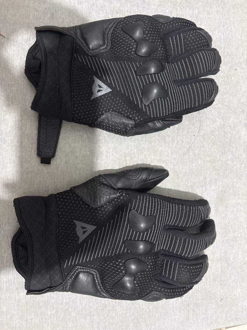 Dainese Unruly Ergo-Tek Gloves (Category: Gloves) located in Taguig. Submitted by pat.dd (Listing ID 1468553262, Image 1). Description: - Brand: Dainese - Original price at 7990, selling it for 1/4 the price - Size L - RFS : decluttering - Color: Black - Condition: Pre-owned with minimal wear on leather and mesh - Material: Breathable top mesh and reinforced leather palm - Protection: Built-in knuckle protection - Fit: Adjustable velcro wrist str