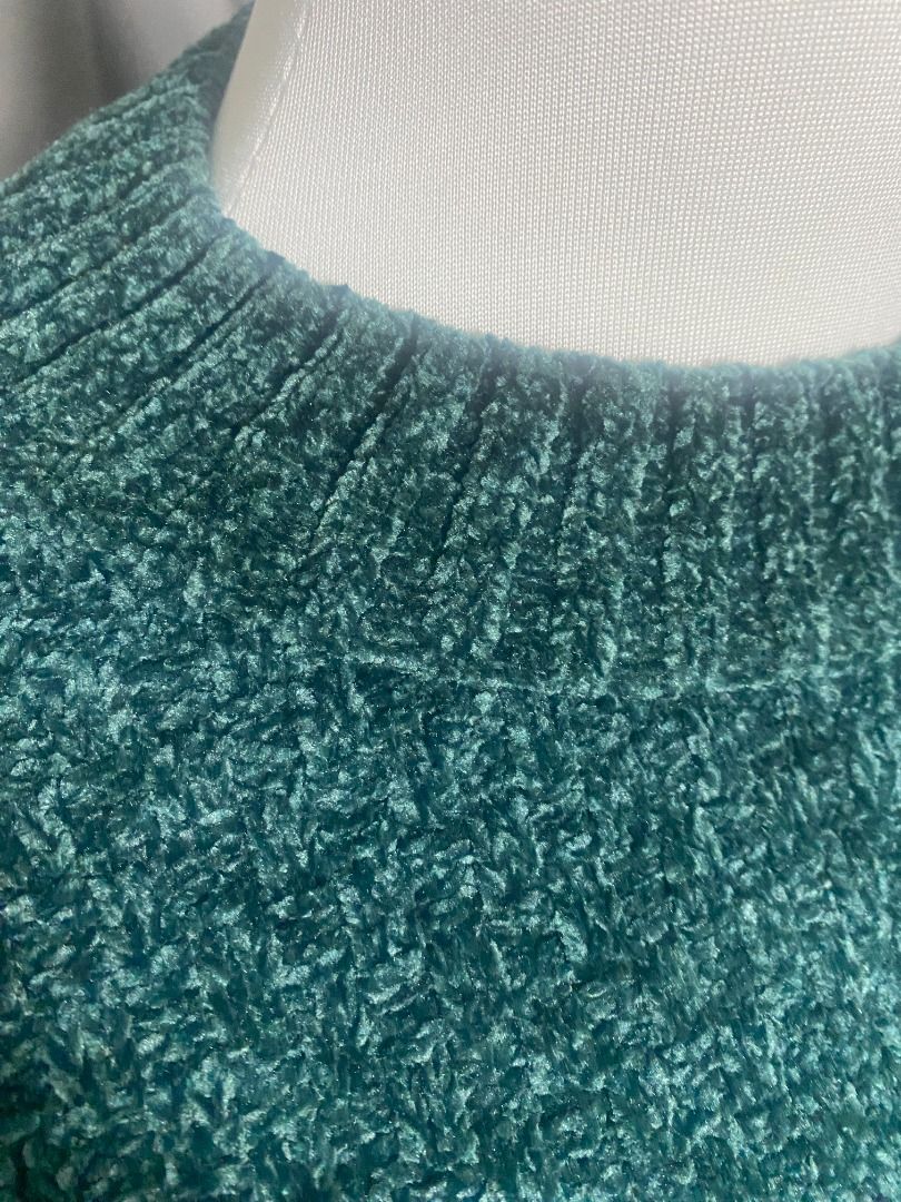 Dark green soft knit sweater (Category: Longsleeves) located in Las Pinas. Submitted by ipickyou (Listing ID 1468674770, Image 3). Description: Unwashed Condition: 10/10 𝗠𝗲𝗮𝘀𝘂𝗿𝗲𝗺𝗲𝗻𝘁𝘀 𝘄𝗵𝗲𝗻 𝗹𝗮𝗶𝗱 𝗳𝗹𝗮𝘁: -Armpit to armpit: 22 1/2” -Length: 22” .