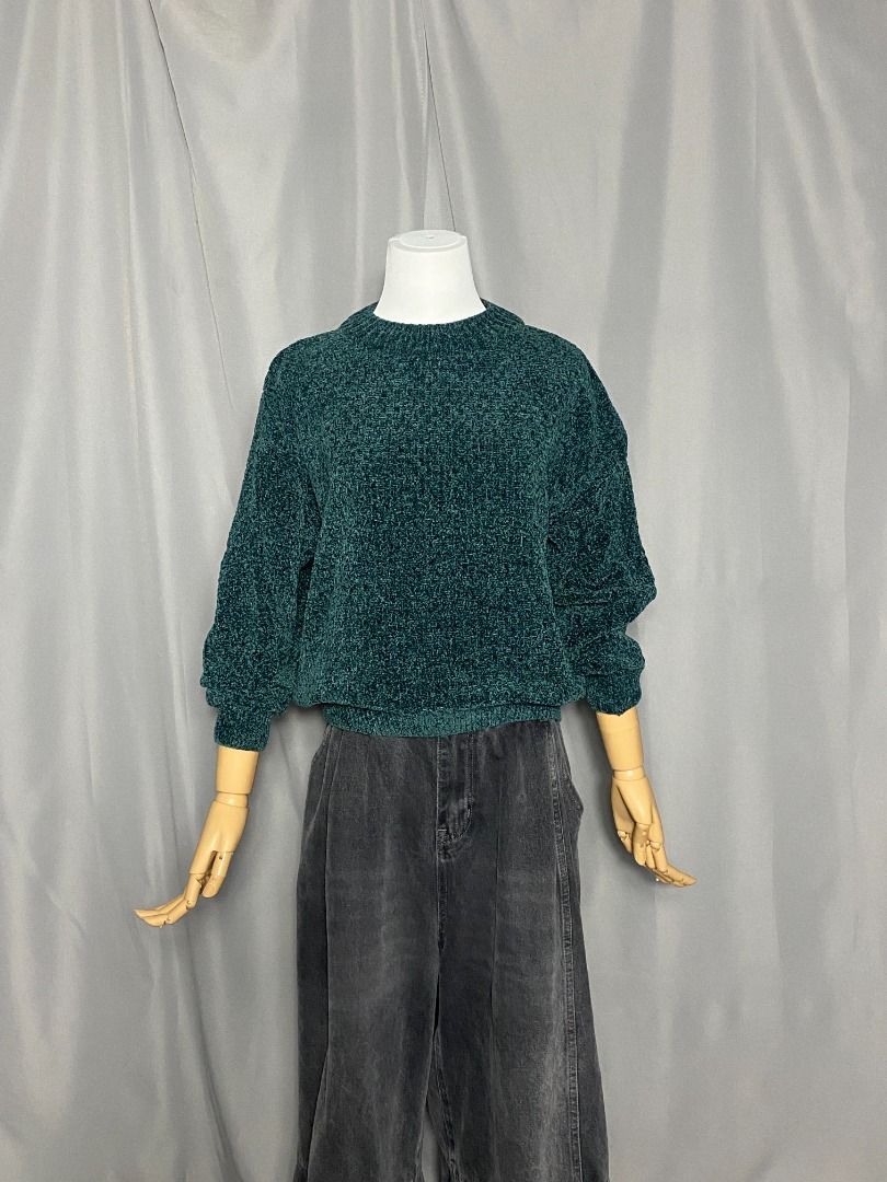 Dark green soft knit sweater (Category: Longsleeves) located in Las Pinas. Submitted by ipickyou (Listing ID 1468674770, Image 2). Description: Unwashed Condition: 10/10 𝗠𝗲𝗮𝘀𝘂𝗿𝗲𝗺𝗲𝗻𝘁𝘀 𝘄𝗵𝗲𝗻 𝗹𝗮𝗶𝗱 𝗳𝗹𝗮𝘁: -Armpit to armpit: 22 1/2” -Length: 22” .