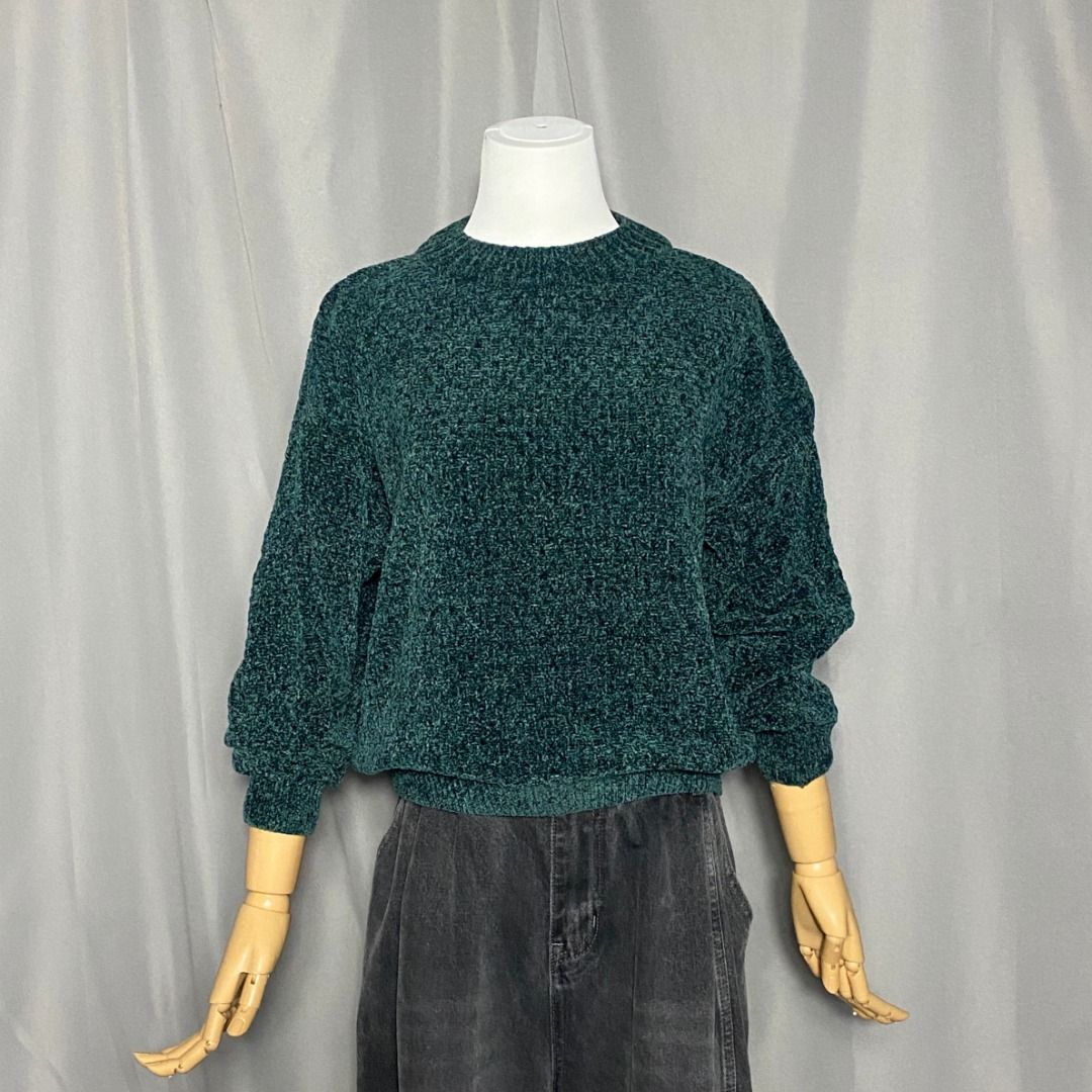 Dark green soft knit sweater (Category: Longsleeves) located in Las Pinas. Submitted by ipickyou (Listing ID 1468674770, Image 1). Description: Unwashed Condition: 10/10 𝗠𝗲𝗮𝘀𝘂𝗿𝗲𝗺𝗲𝗻𝘁𝘀 𝘄𝗵𝗲𝗻 𝗹𝗮𝗶𝗱 𝗳𝗹𝗮𝘁: -Armpit to armpit: 22 1/2” -Length: 22” .