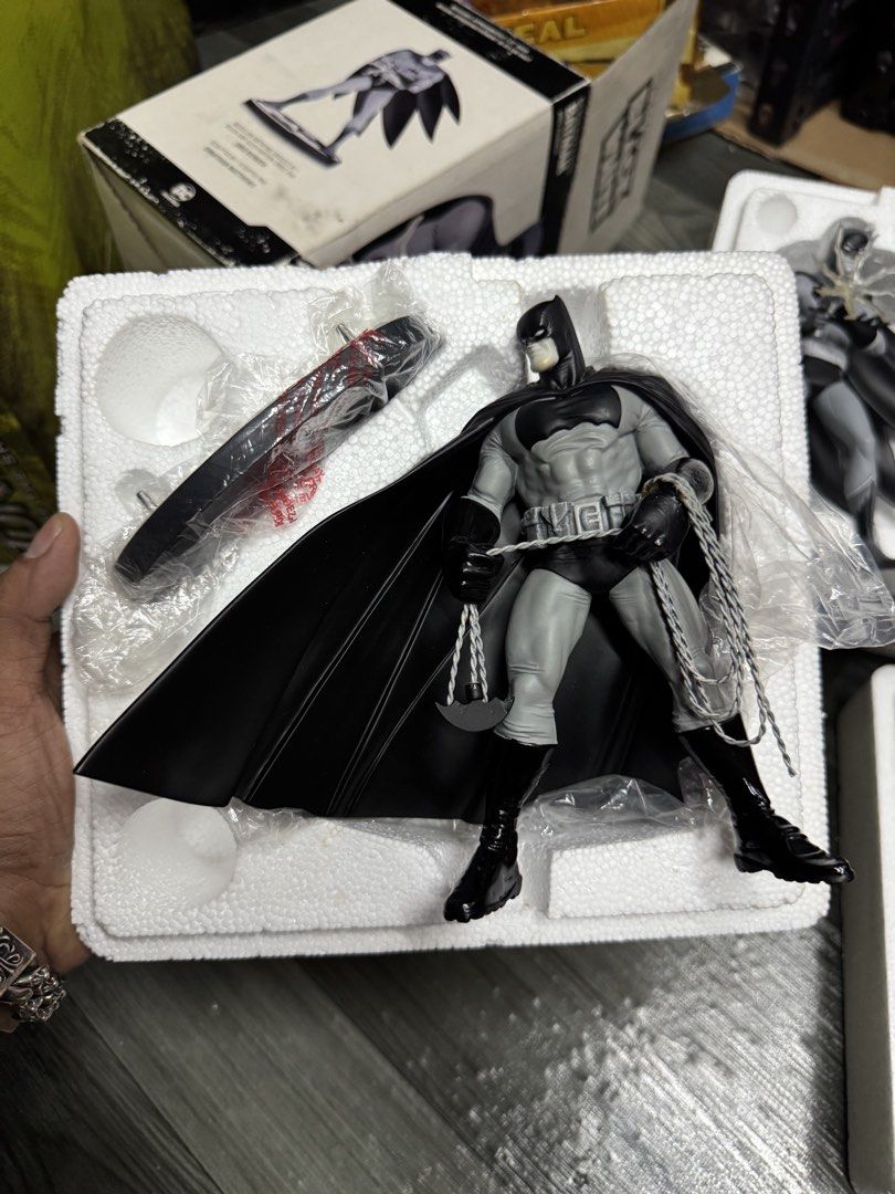 Dc Batman White & Black statue (Category: Figurines & Statues) located in Paranaque City. Submitted by icko007 (Listing ID 1468660216, Image 3). Description: Baka need nyo sa mga Black and white Collector dyan 🤗🔥 Mura Na yan Wag na tumawad DC Collectibles Batman Black and White by Mike Mignola 2nd Edition Numbered Price 4900 Only Batman Black and White statue Frank Miller 1st Edition Numbered Price 5500 Only DC Collectibles Black and White Batm