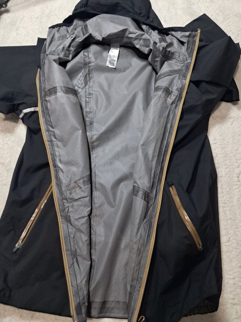 Decathlon evadict trail running waterproof jacket (Category: Coats, Jackets and Outerwear) located in Baguio. Submitted by mishmashfritz (Listing ID 1468626309, Image 2). Description: like new, thrifted, no flaws, zippered pockets, medium, black waterproof.