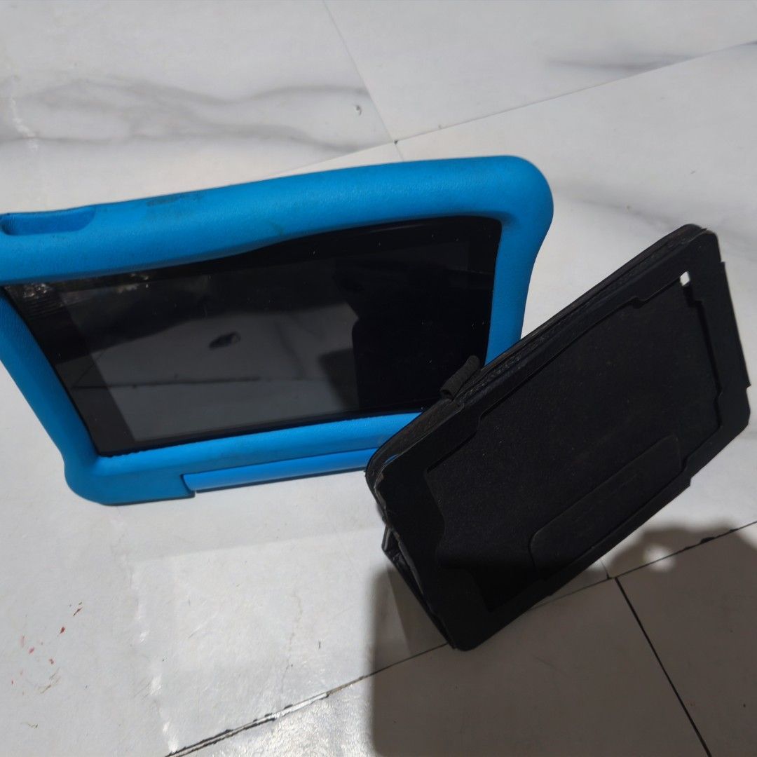 Defective Amazon tablet (Category: Windows) located in Las Pinas. Submitted by yel_olshoppe (Listing ID 1468602336, Image 2). Description: ayw n. po mag open..pang parts nlng po..ksma na ung 2 case 500 nlng po.