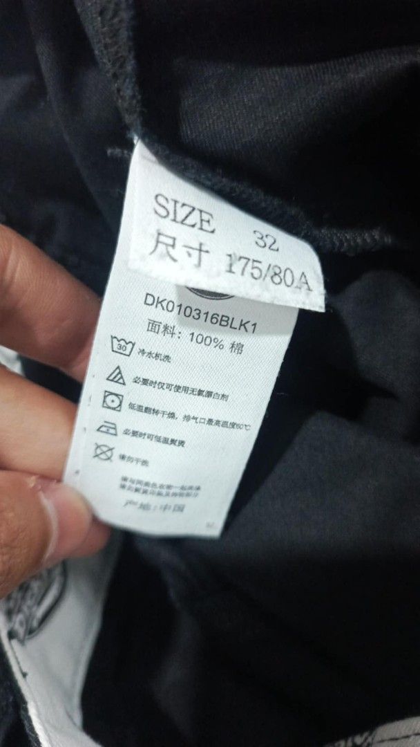 Dickies Black Cargo Shorts Size 32 (Category: Shorts) located in Caloocan City. Submitted by iandoom09 (Listing ID 1468605035, Image 2). Description: - Brand: Dickies - Color: Black - Size: 32 (175/80A) - Material: 100% cotton - Features: Utility pockets with button closures and signature Dickies logo patch - Style: Casual, ideal for outdoor activities or everyday wear - Care: Machine washable in cold water.
