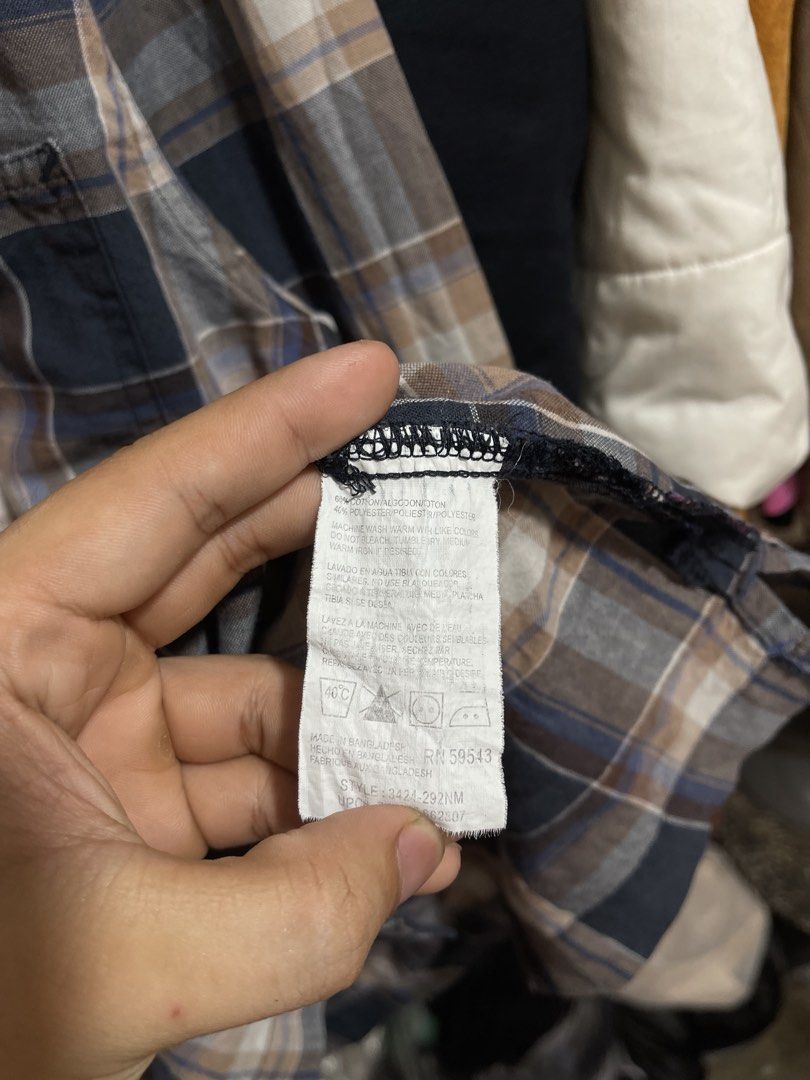 Dickies Genuine Plaid Button Down (Category: Tshirts & Polo Shirts ) located in Cabuyao City. Submitted by jeirussamson897 (Listing ID 1468513394, Image 3). Description: Dickies Genuine Plaid Button Down medium-large 22-23 width 29 length excellent condition needwash sariwa 9.5/10 450+sf .