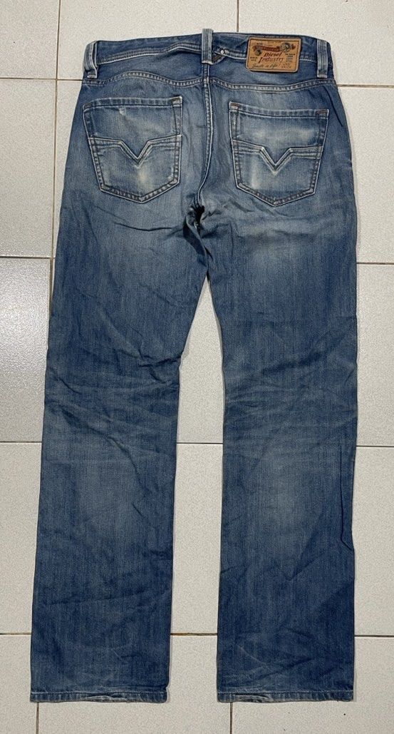Diesel Jeans (Category: Jeans) located in Mandaue City. Submitted by MJ_80 (Listing ID 1468651617, Image 3). Description: Mens Diesel Larkee Regular Straight Semi Stretch Size 30 on tag Fits 30-31 Waist See photos for measurements Color Rate & Condition: 9.5/10 Price: 1,300 .
