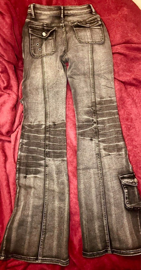 Distressed Wide flare jeans (Category: Jeans) located in Manila. Submitted by lukemirasol (Listing ID 1468591852, Image 2). Description: 26-waist 40-length.
