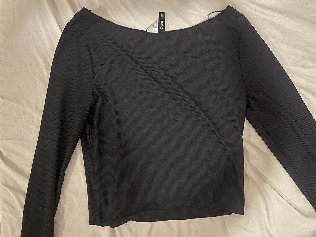 Divided by H&M Black Long Sleeve Bow Top (Category: Longsleeves) located in Manila. Submitted by vees.shop (Listing ID 1468683063, Image 2). Description: - Brand: Divided by H&M - Color: Black - Style: Long sleeve ribbed top with cropped, fitted cut - Neckline: Wide scoop neck - Details: Three charming small bows down the back - Condition: Great basic piece for effortless everyday styling - Payment Mode: Gcash or BPI.