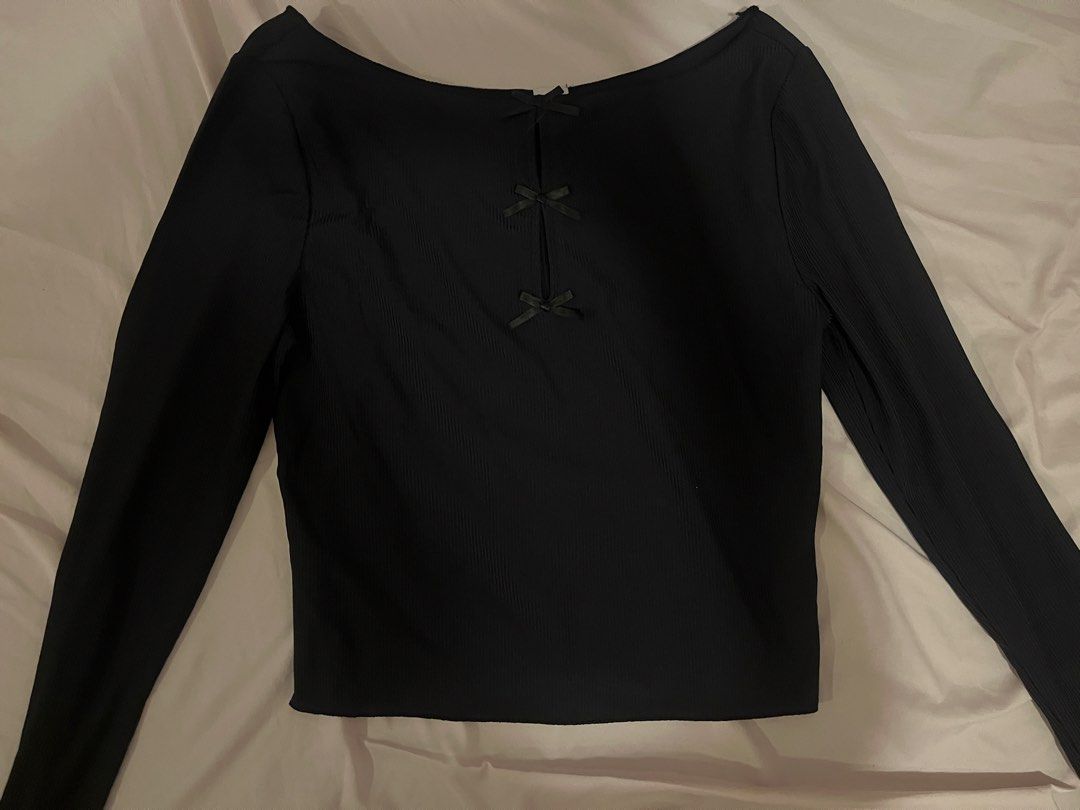 Divided by H&M Black Long Sleeve Bow Top (Category: Longsleeves) located in Manila. Submitted by vees.shop (Listing ID 1468683063, Image 1). Description: - Brand: Divided by H&M - Color: Black - Style: Long sleeve ribbed top with cropped, fitted cut - Neckline: Wide scoop neck - Details: Three charming small bows down the back - Condition: Great basic piece for effortless everyday styling - Payment Mode: Gcash or BPI.