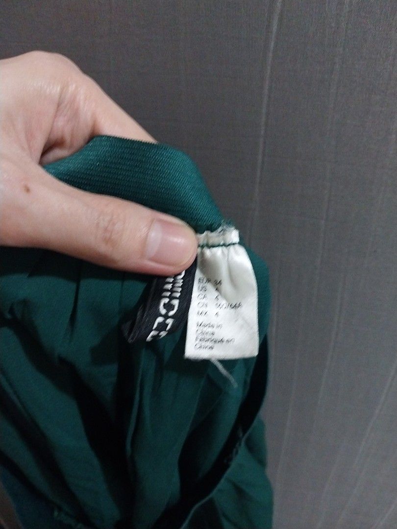Divided H&M Green Pleated Skirt (Category: Skirts) located in Manila. Submitted by PrinceDani.Clothing (Listing ID 1468602723, Image 3). Description: h&m divided green pleated skirt Medium 22-30in waist 16in length excellent condition .