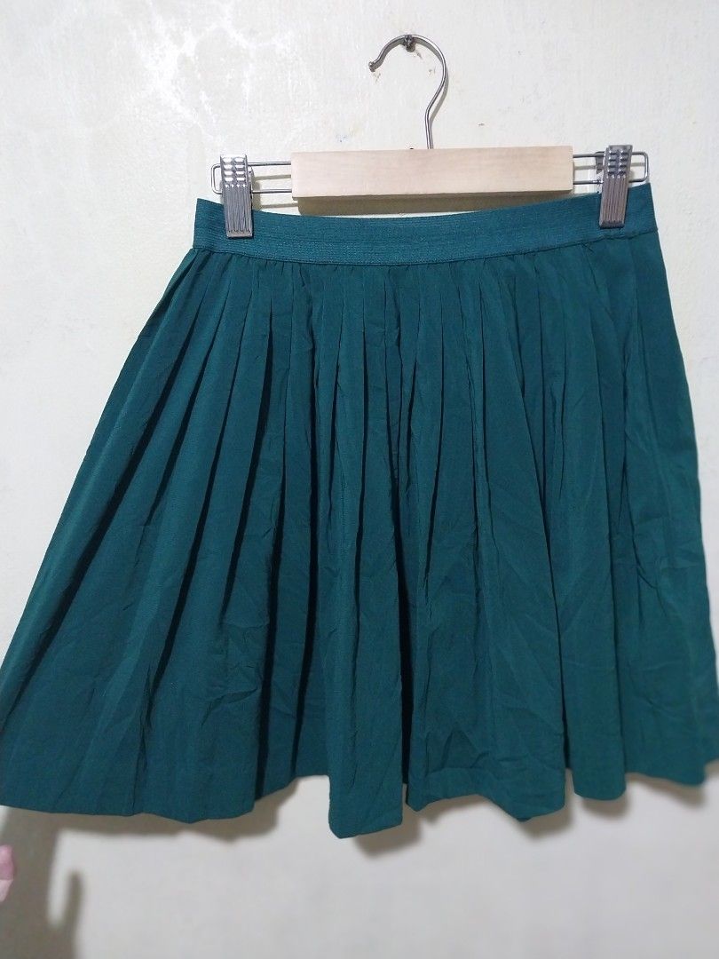 Divided H&M Green Pleated Skirt (Category: Skirts) located in Manila. Submitted by PrinceDani.Clothing (Listing ID 1468602723, Image 2). Description: h&m divided green pleated skirt Medium 22-30in waist 16in length excellent condition .