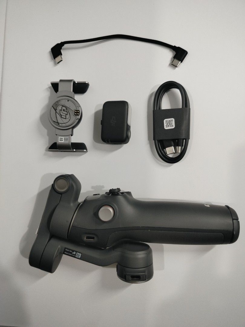 DJI Osmo Mobile 8 (Category: Other Mobile & Gadget Accessories) located in Binangonan. Submitted by silvercloud.b65211 (Listing ID 1468585211, Image 2). Description: w/ tracking module complete accessories.
