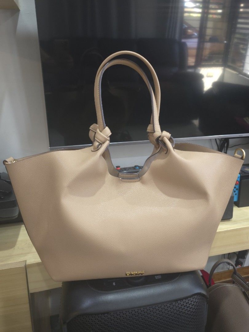 DKNY Beige Leather Tote Handbag (Category: Tote Bags) located in Davao. Submitted by hunnyledesma1230 (Listing ID 1468508630, Image 1). Description: - Brand: DKNY - Color: Nude Beige Pre-loved DKNY Tote Bag.