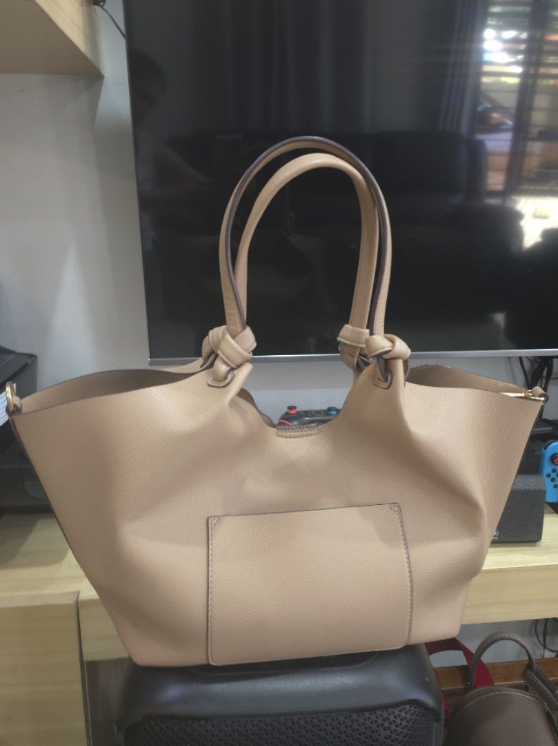 DKNY Beige Leather Tote Handbag (Category: Tote Bags) located in Davao. Submitted by hunnyledesma1230 (Listing ID 1468508630, Image 2). Description: - Brand: DKNY - Color: Nude Beige Pre-loved DKNY Tote Bag.