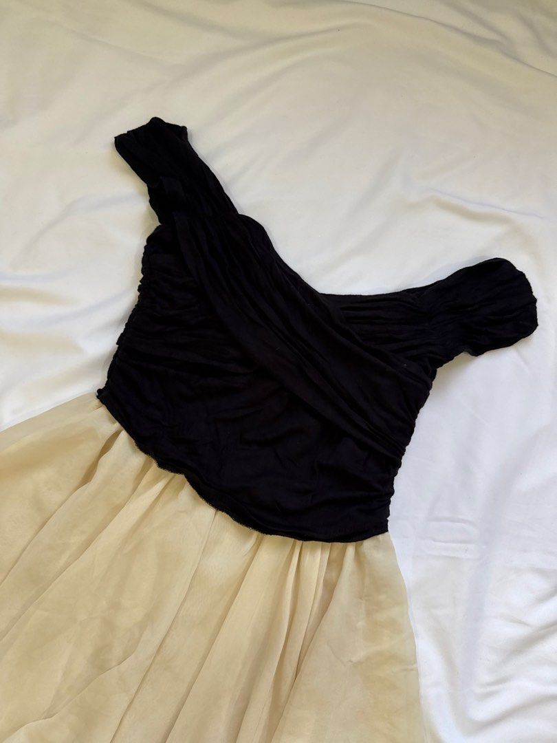 DRESS BEIGE & BLACK (Category: Dresses) located in General Trias. Submitted by fellasunshine (Listing ID 1468634487, Image 2). Description: - us brand - rfs decluttering - j&t or lalamove.