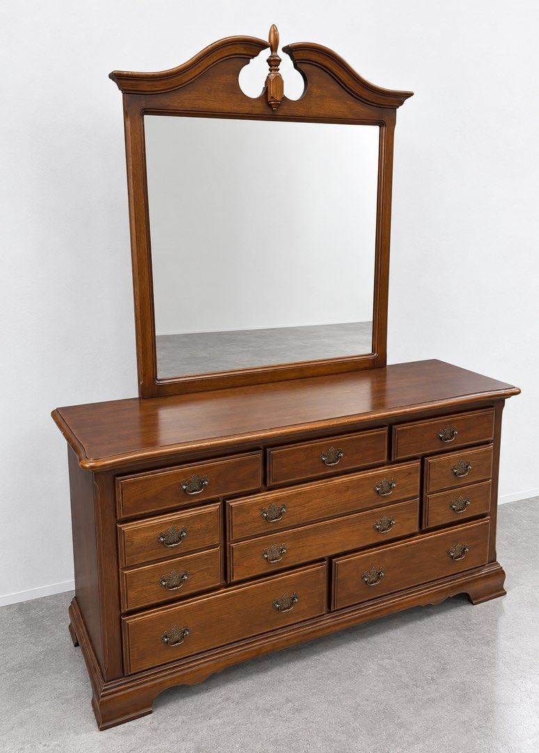 Dressing table (Category: Other Home Furniture) located in Kuala Lumpur. Submitted by nvna88 (Listing ID 1468643017, Image 1). Description: .