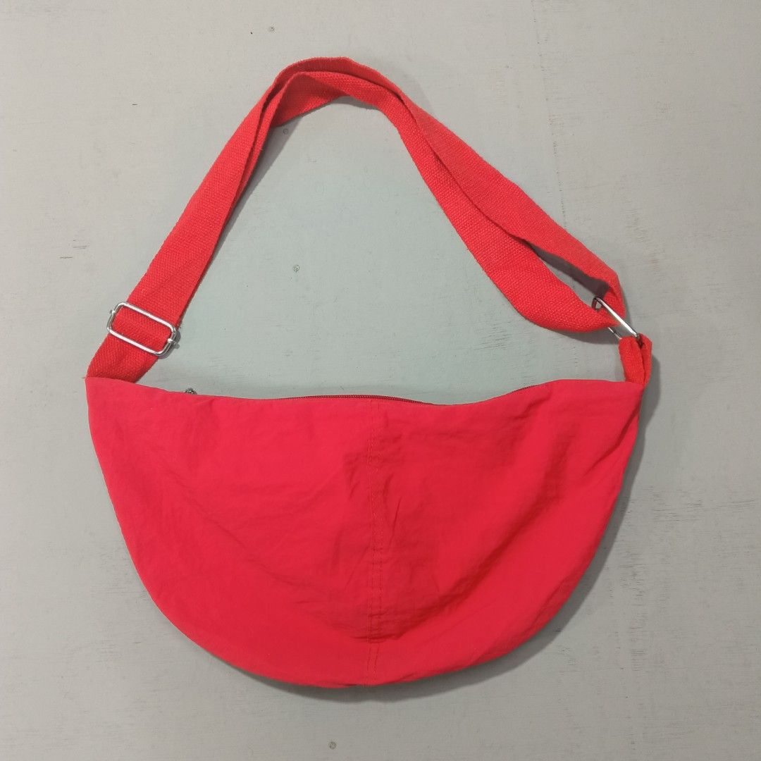 Dri Fit Cross Buddy Bag (Category: Sling Bags) located in Pili. Submitted by jevin_ukay (Listing ID 1468654998, Image 2). Description: Cross Buddy Bag Good condition No flaws.