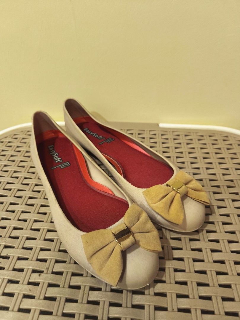 EasySoft Beige Flats with Bow Detail (Category: Flats & Sandals) located in Baguio. Submitted by zia_zab (Listing ID 1468531182, Image 2). Description: Beige slip-on flats from EasySoft. Pink cushioned insoles inside. Cute bow detail on the front with gold accent. Textured outer material. Slight scuff marks on the heels from wear. Used twice, super comfy Size 5 womens, 22cm.