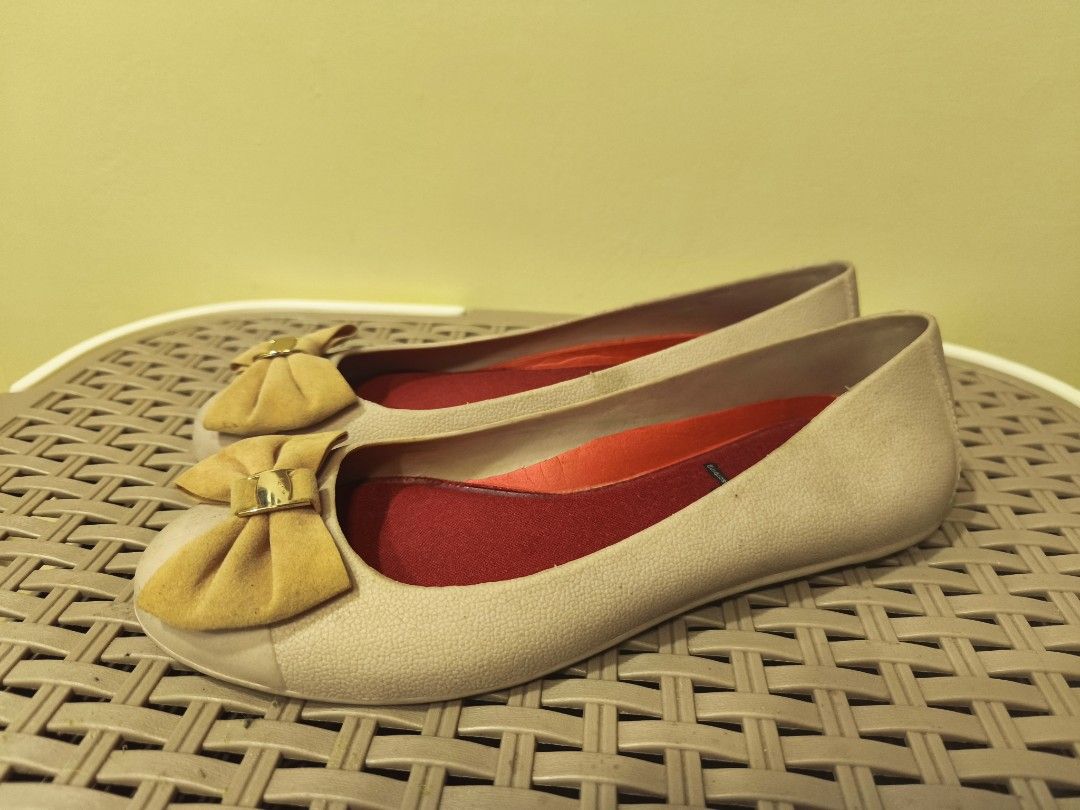 EasySoft Beige Flats with Bow Detail (Category: Flats & Sandals) located in Baguio. Submitted by zia_zab (Listing ID 1468531182, Image 3). Description: Beige slip-on flats from EasySoft. Pink cushioned insoles inside. Cute bow detail on the front with gold accent. Textured outer material. Slight scuff marks on the heels from wear. Used twice, super comfy Size 5 womens, 22cm.