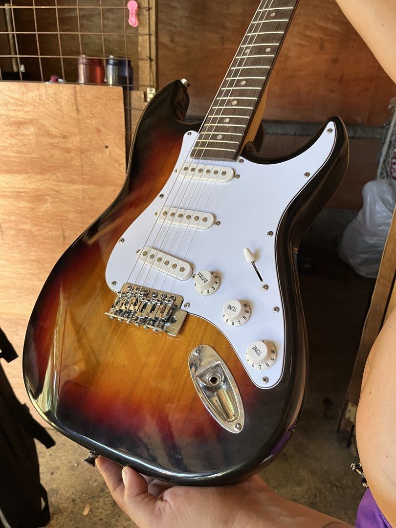 Electric Guitar (Category: Musical Instruments) located in Manila. Submitted by vastbird.ef2b92 (Listing ID 1468547720, Image 2). Description: Electric guitar and equalization speaker set ko n po binili ng separated.