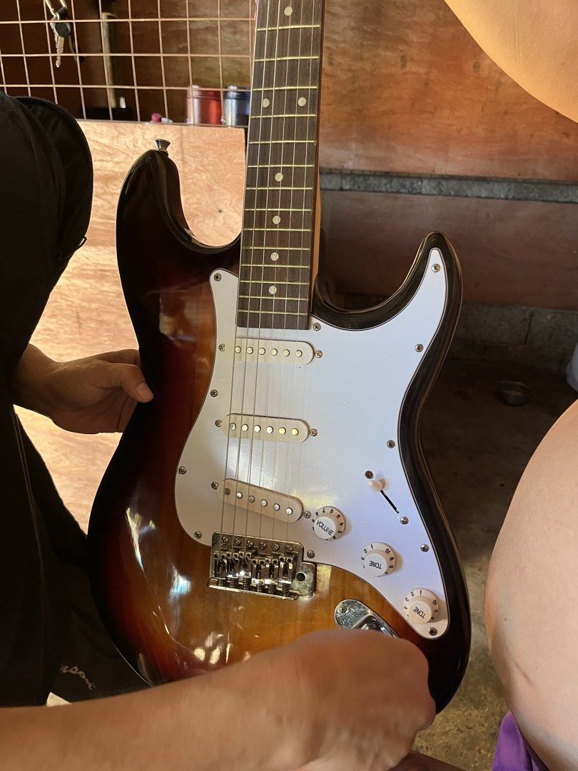 Electric Guitar (Category: Musical Instruments) located in Manila. Submitted by vastbird.ef2b92 (Listing ID 1468547720, Image 1). Description: Electric guitar and equalization speaker set ko n po binili ng separated.