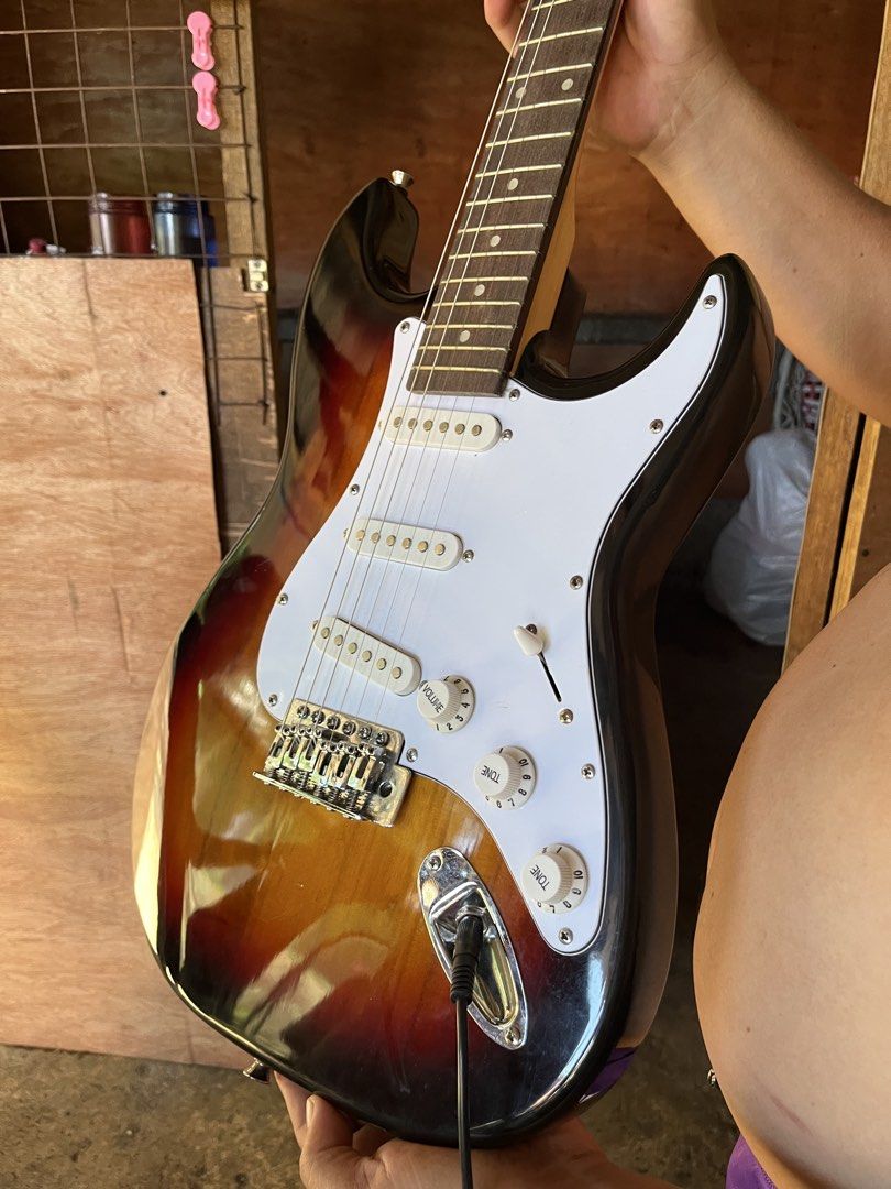 Electric Guitar (Category: Musical Instruments) located in Manila. Submitted by vastbird.ef2b92 (Listing ID 1468547720, Image 3). Description: Electric guitar and equalization speaker set ko n po binili ng separated.