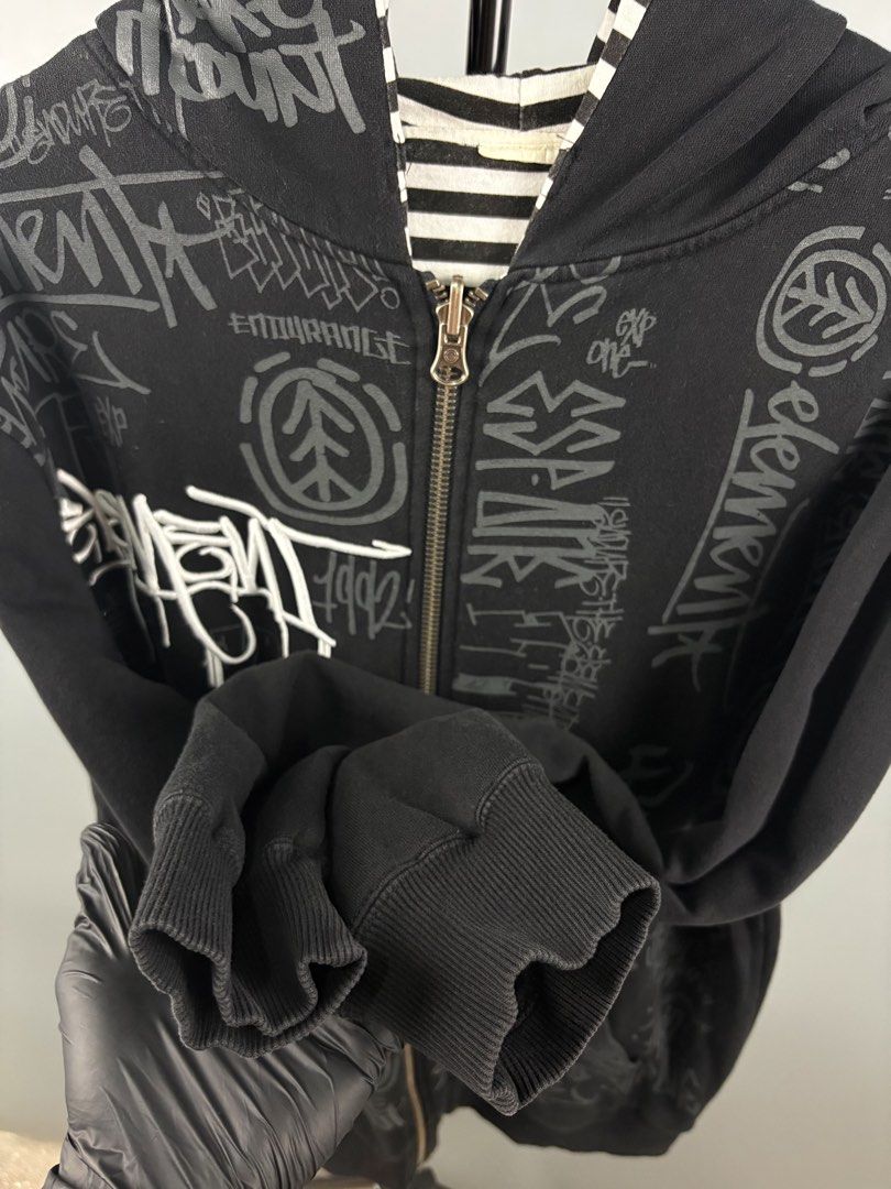 Element (Category: Coats, Jackets and Outerwear) located in Manila. Submitted by _remyboyz (Listing ID 1468545469, Image 3). Description: Elements Cut tag 25x29 dimes Issue:cut tag.