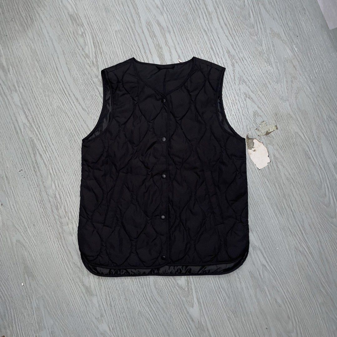 ELLE PARIS (Category: Sleeveless) located in Caloocan City. Submitted by thriftytripter (Listing ID 1468577805, Image 1). Description: +Shipping fee width • 19 length • 24/25 condition • 10/10 color rate • 10/10 issue • none • Check details before buying • Items are washed and ready to wear • Color may vary due to lighting.