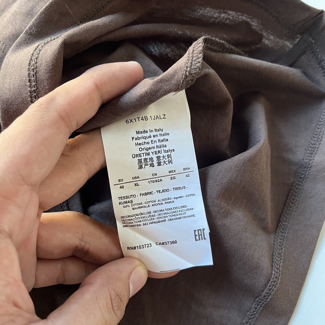 Emporio Armani (Category: Coats, Jackets and Outerwear) located in Lucena. Submitted by RAGGGGSSSS (Listing ID 1468630568, Image 3). Description: Emporio Armani Size 42 on Tag 23.5x17 Excellent Condition Authentic No issue 1000.
