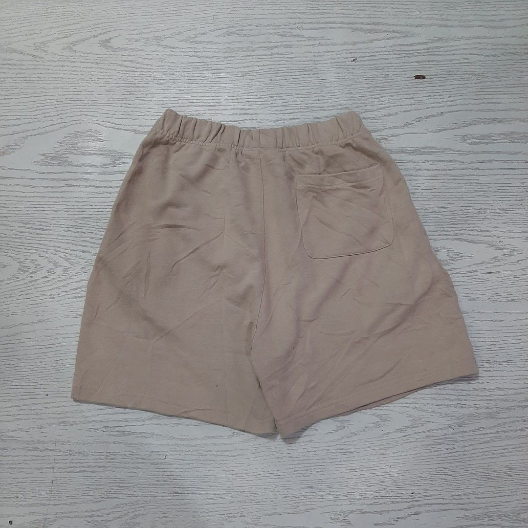 ESSENTIALS SWEATSHORT (Category: Shorts) located in San Carlos. Submitted by denzel999 (Listing ID 1468669734, Image 2). Description: LARGE EXCELLENT NONLACE.