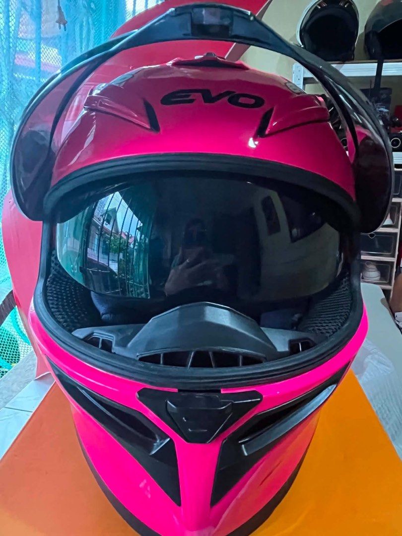 Evo helmet (Category: Helmets and other Riding Gears) located in Cavite. Submitted by kawaiijhen16 (Listing ID 1468709720, Image 3). Description: Medium size evo helmet.