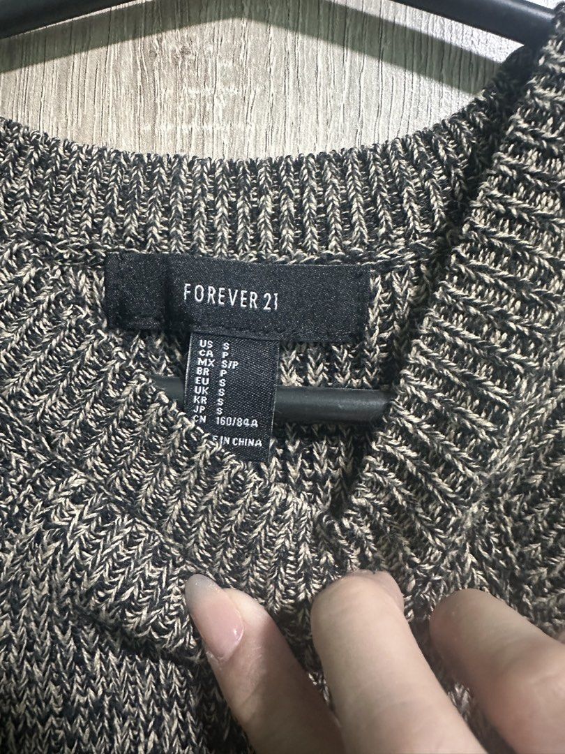 F21 Halter Top (Category: Sleeveless) located in Manila. Submitted by love.lyxph (Listing ID 1468626632, Image 3). Description: Halter Knit Crop Top.